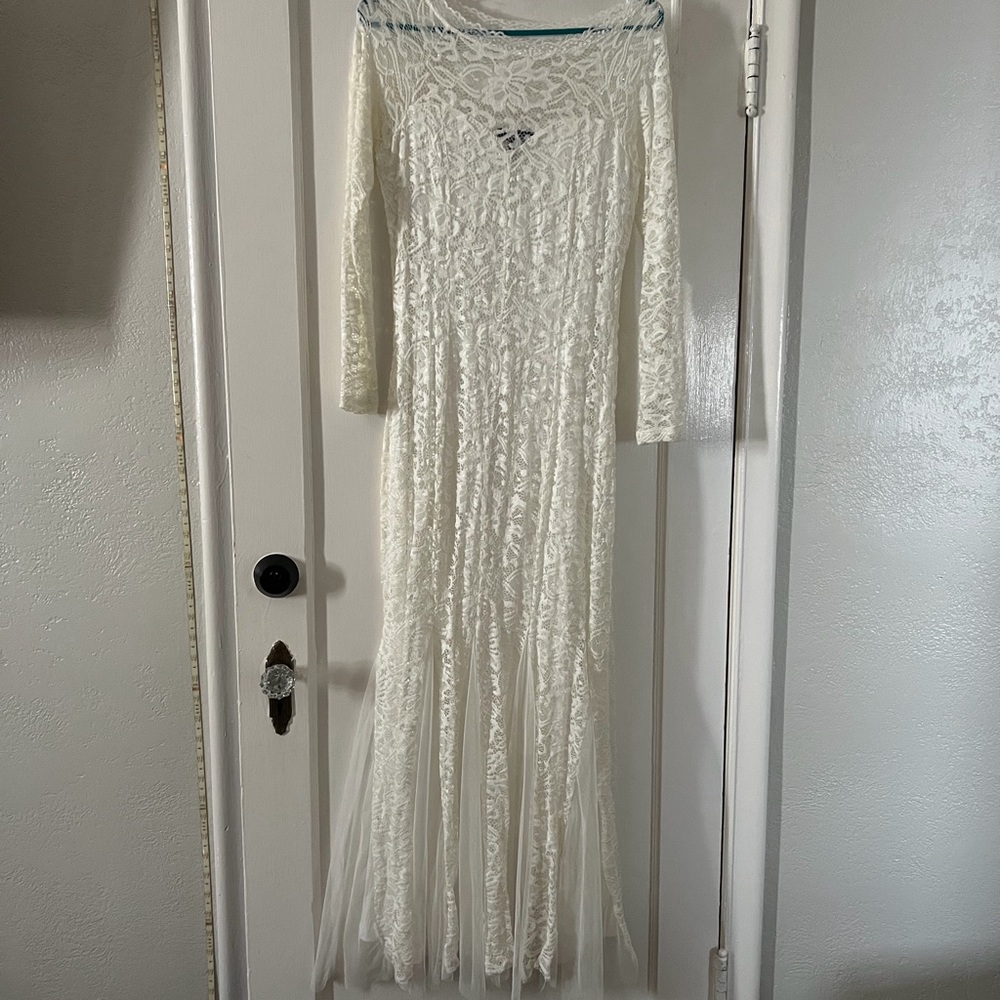 Chic Long-Sleeve Lace Dress